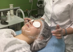 Нанесение специальных растворов и лосьонов, обладающих согревающим и липолитическим эффектами.