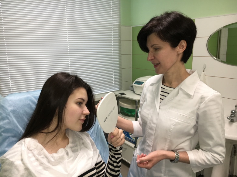 Нанесение крема с увлажняющим противовоспалительным составом.