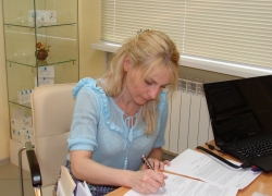 Консультация, во время которой уточняются противопоказания, пожелания, оформляется согласие на процедуру и договор.