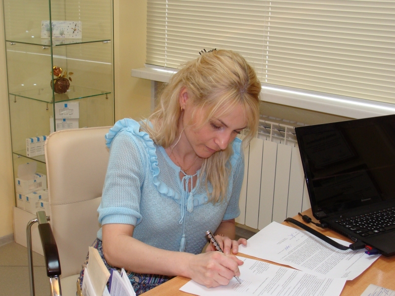 Консультация, во время которой уточняются противопоказания, пожелания, оформляется согласие на процедуру и договор.
